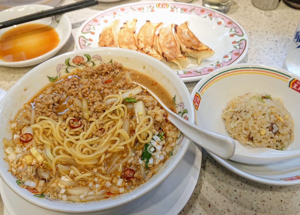 辣菜麺と餃子と半チャーハン