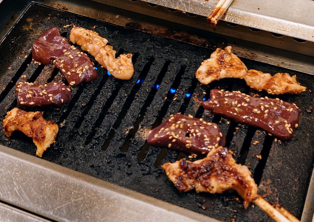 上ミノ、レバー焼いているところ
